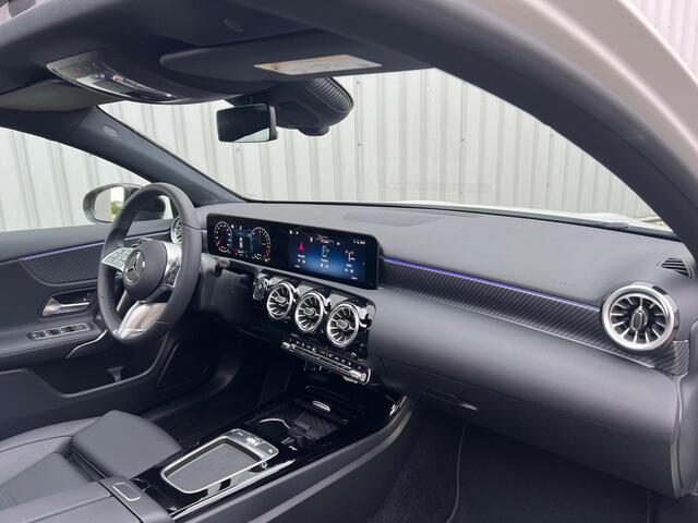 Mercedes-Benz A-KLASSE 250 e Luxury Line | Nightpakket | Panoramadak | Achteruitrijcamera | Stoelverwarming | Sfeerverlichting | Dodehoekassistent | Multibeam LED | Apple & Android Carplay