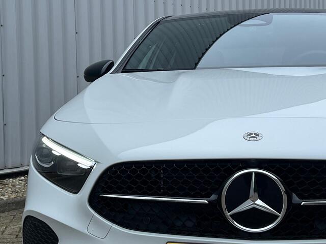 Mercedes-Benz A-KLASSE 250 e Luxury Line | Nightpakket | Panoramadak | Achteruitrijcamera | Stoelverwarming | Sfeerverlichting | Dodehoekassistent | Multibeam LED | Apple & Android Carplay