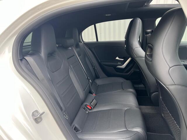 Mercedes-Benz A-KLASSE 250 e Luxury Line | Nightpakket | Panoramadak | Achteruitrijcamera | Stoelverwarming | Sfeerverlichting | Dodehoekassistent | Multibeam LED | Apple & Android Carplay