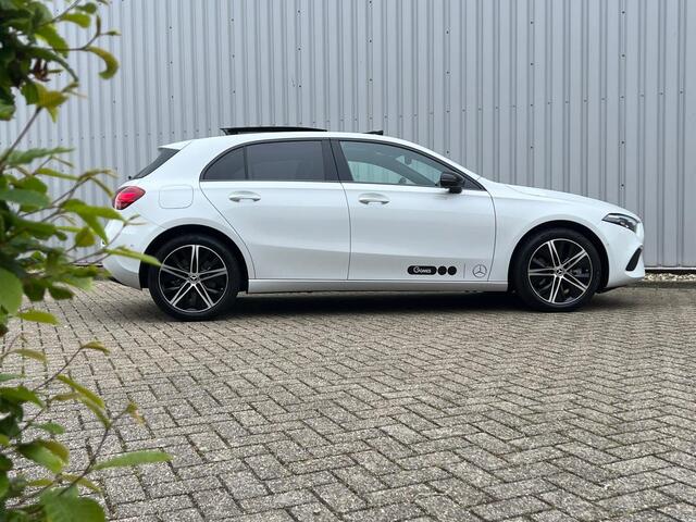Mercedes-Benz A-KLASSE 250 e Luxury Line | Nightpakket | Panoramadak | Achteruitrijcamera | Stoelverwarming | Sfeerverlichting | Dodehoekassistent | Multibeam LED | Apple & Android Carplay