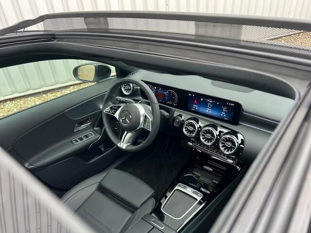 Mercedes-Benz A-KLASSE 250 e Luxury Line | Nightpakket | Panoramadak | Achteruitrijcamera | Stoelverwarming | Sfeerverlichting | Dodehoekassistent | Multibeam LED | Apple & Android Carplay