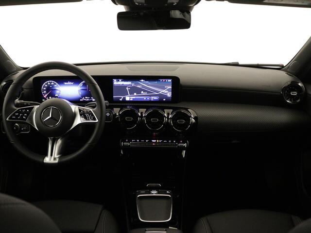 Mercedes-Benz A-KLASSE 250 e Star Edition | Dodehoekassistent | Parkeerpakket met achteruitrijcamera | High-performance led-koplampen | Extra USB-poorten | Verwarmde stoelen vooraan | Zitcomfortpakket | Spiegelpakket |