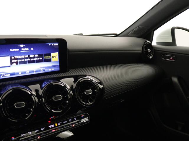 Mercedes-Benz A-KLASSE 250 e Star Edition | Dodehoekassistent | Parkeerpakket met achteruitrijcamera | High-performance led-koplampen | Extra USB-poorten | Verwarmde stoelen vooraan | Zitcomfortpakket | Spiegelpakket |