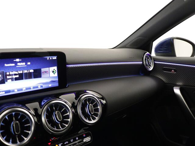 Mercedes-Benz A-KLASSE 250 e Star Edition Luxury Line | Parkeerpakket met achteruitrijcamera | KEYLESS GO-comfortpakket | Verwarmde stoelen vooraan | Extra USB-poorten | Sfeerverlichting | Draadloos oplaadsysteem voor Smartphone |