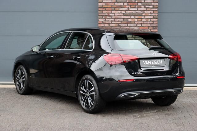 Mercedes-Benz A-KLASSE 250 e Luxury Line Aut8 | Facelift | Widescreen | Camera | Zitcomfortpakket |Stoelverwarming | DAB | Apple Carplay/Android Auto | Cruise Control |