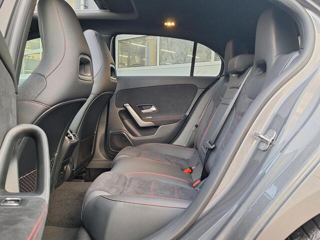 Mercedes-Benz A-KLASSE 180 Star Edition AMG Line | Night Pakket | 19 inch Multispaaks AMG Velgen | Panoramadak | Dodehoekassistent | MULTIBEAM LED Koplampen | Sfeerverlichting | Stoelverwarming | Achteruitrijcamera | Elektrisch Inklapbare Buitenspiegels | Showmodel