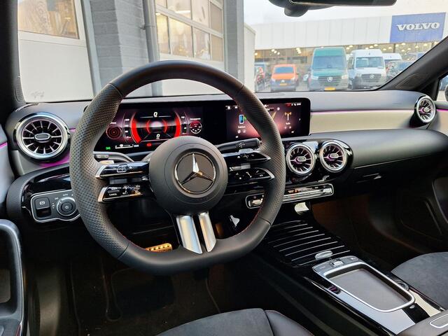 Mercedes-Benz A-KLASSE 180 Star Edition AMG Line | Night Pakket | 19 inch Multispaaks AMG Velgen | Panoramadak | Dodehoekassistent | MULTIBEAM LED Koplampen | Sfeerverlichting | Stoelverwarming | Achteruitrijcamera | Elektrisch Inklapbare Buitenspiegels | Showmodel
