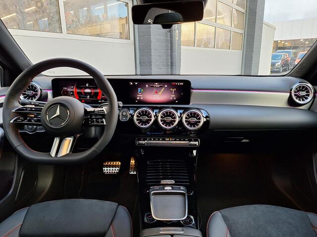 Mercedes-Benz A-KLASSE 180 Star Edition AMG Line | Night Pakket | 19 inch Multispaaks AMG Velgen | Panoramadak | Dodehoekassistent | MULTIBEAM LED Koplampen | Sfeerverlichting | Stoelverwarming | Achteruitrijcamera | Elektrisch Inklapbare Buitenspiegels | Showmodel