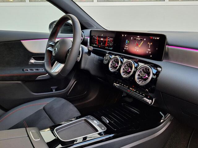 Mercedes-Benz A-KLASSE 180 Star Edition AMG Line | Night Pakket | 19 inch Multispaaks AMG Velgen | Panoramadak | Dodehoekassistent | MULTIBEAM LED Koplampen | Sfeerverlichting | Stoelverwarming | Achteruitrijcamera | Elektrisch Inklapbare Buitenspiegels | Showmodel