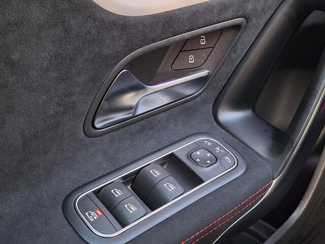 Mercedes-Benz A-KLASSE 180 Star Edition AMG Line | Night Pakket | 19 inch Multispaaks AMG Velgen | Panoramadak | Dodehoekassistent | MULTIBEAM LED Koplampen | Sfeerverlichting | Stoelverwarming | Achteruitrijcamera | Elektrisch Inklapbare Buitenspiegels | Showmodel