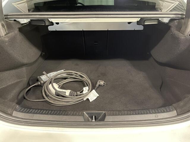 Mercedes-Benz A-KLASSE 250 e AMG Line 18"/Panoramadak/Matrix LED/Camera/Stoelverwarming/Burmester/Sfeerverlichting/Apple Carplay & Android Auto
