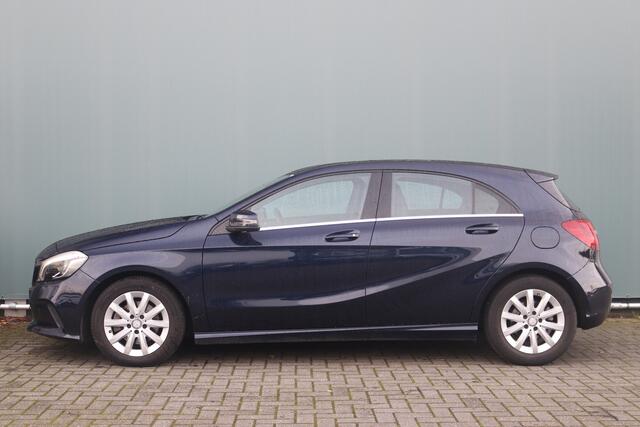 Mercedes-Benz A-KLASSE BWJ 2017 160 102 PK Ambition AUTOMAAT / LED KOPLAMPEN / SPORTSTOELEN / HALF LEDER / CRUISE / NAVI / PDC / LMV /