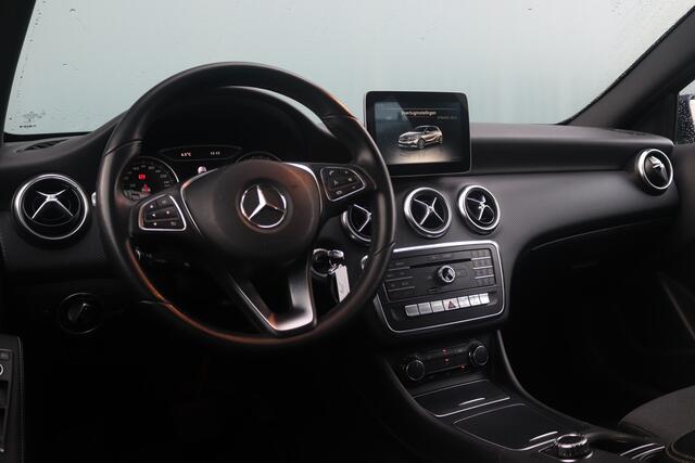 Mercedes-Benz A-KLASSE BWJ 2017 160 102 PK Ambition AUTOMAAT / LED KOPLAMPEN / SPORTSTOELEN / HALF LEDER / CRUISE / NAVI / PDC / LMV /