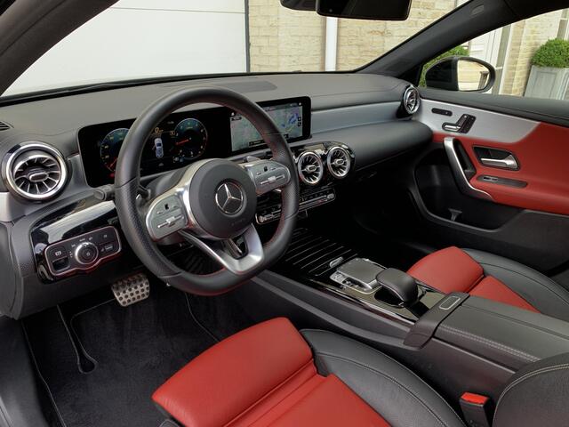 Mercedes-Benz A-KLASSE 250 AMG 224pk Aut Panoramadak Nightpakket Widescreen AmbientLight SportLeder Distronic Led 360Camera 19" Pdc