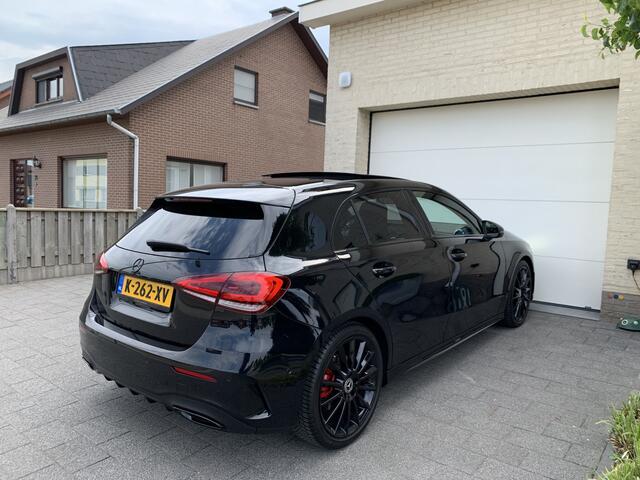 Mercedes-Benz A-KLASSE 250 AMG 224pk Aut Panoramadak Nightpakket Widescreen AmbientLight SportLeder Distronic Led 360Camera 19" Pdc