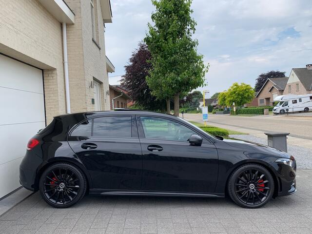 Mercedes-Benz A-KLASSE 250 AMG 224pk Aut Panoramadak Nightpakket Widescreen AmbientLight SportLeder Distronic Led 360Camera 19" Pdc