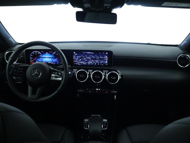 Mercedes-Benz A-KLASSE 180 Business Solution | Achteruitrijcamera | Apple Carplay | Navigatie | Stoelverwarming | Inclusief 24 maanden MB Certified garantie voor Europa.