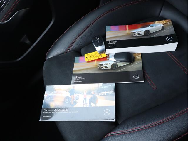 Mercedes-Benz A-KLASSE 180 Business Solution AMG Night Upgrade NL-Auto!! Led verlichting I Camera