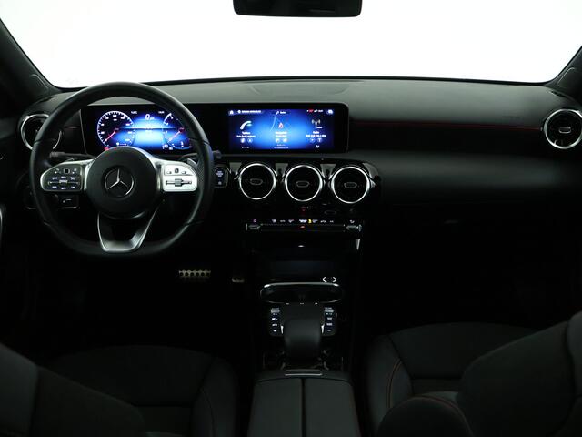 Mercedes-Benz A-KLASSE 180 Business Solution AMG | Panoramadak | 5 spaaks lichtmetalen velgen | MBUX wide screen | Navigatie | Parking support | Inclusief 24 maanden MB Certified garantie voor Europa.