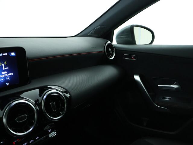 Mercedes-Benz A-KLASSE 180 Business Solution AMG | Panoramadak | 5 spaaks lichtmetalen velgen | MBUX wide screen | Navigatie | Parking support | Inclusief 24 maanden MB Certified garantie voor Europa.