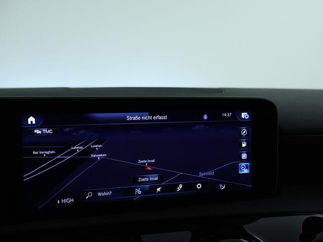 Mercedes-Benz A-KLASSE 180 Business Solution AMG | Panoramadak | 5 spaaks lichtmetalen velgen | MBUX wide screen | Navigatie | Parking support | Inclusief 24 maanden MB Certified garantie voor Europa.