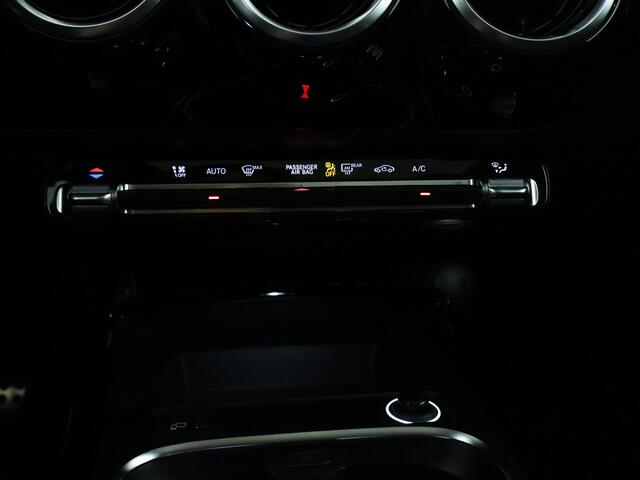 Mercedes-Benz A-KLASSE 180 Business Solution AMG | Panoramadak | 5 spaaks lichtmetalen velgen | MBUX wide screen | Navigatie | Parking support | Inclusief 24 maanden MB Certified garantie voor Europa.