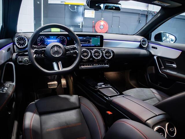 Mercedes-Benz A-KLASSE 180 Star Edition AMG Line Panorama dak