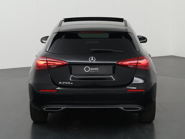 Mercedes-Benz A-KLASSE 250 e | Business Line | Panorama-schuifdak | Privacy Glass | Stoelverwarming | Achteruitrijcamera | DAB+ | Voorbereiding op DISTRONIC |