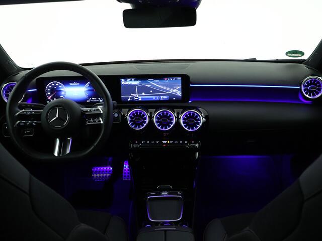 Mercedes-Benz A-KLASSE 250 e Star Edition AMG Line | Nightpakket | Smartphone intergratie | Dodehoekassistent | Parkeerpakket met achteruitrijcamera | Extra USB-poorten | Sfeerverlichting | KEYLESS GO | Verwarmde stoelen vooraan |