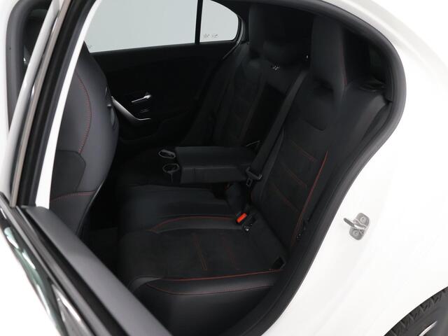 Mercedes-Benz A-KLASSE 180 Star Edition AMG Line | Night | Panoramadak | Sfeerverlichting | Multibeam LED | Parkeercamera | Stoelverwarming |