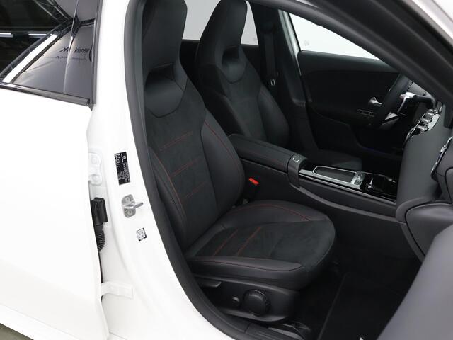 Mercedes-Benz A-KLASSE 180 Star Edition AMG Line | Night | Panoramadak | Sfeerverlichting | Multibeam LED | Parkeercamera | Stoelverwarming |