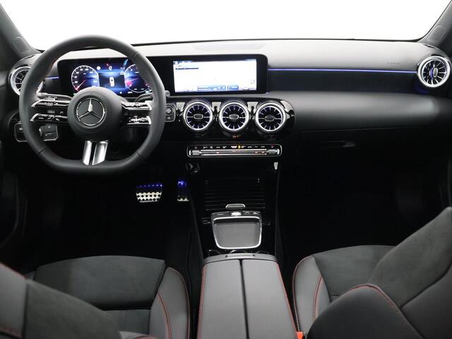 Mercedes-Benz A-KLASSE 180 Star Edition AMG Line | Night | Panoramadak | Sfeerverlichting | Multibeam LED | Parkeercamera | Stoelverwarming |