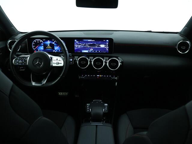 Mercedes-Benz A-KLASSE 180 Business Solution AMG | Achteruitrijcamera | Apple Carplay | Stoelverwarming | MBUX Widescreen | Inclusief 24 maanden MB Certified garantie voor Europa.