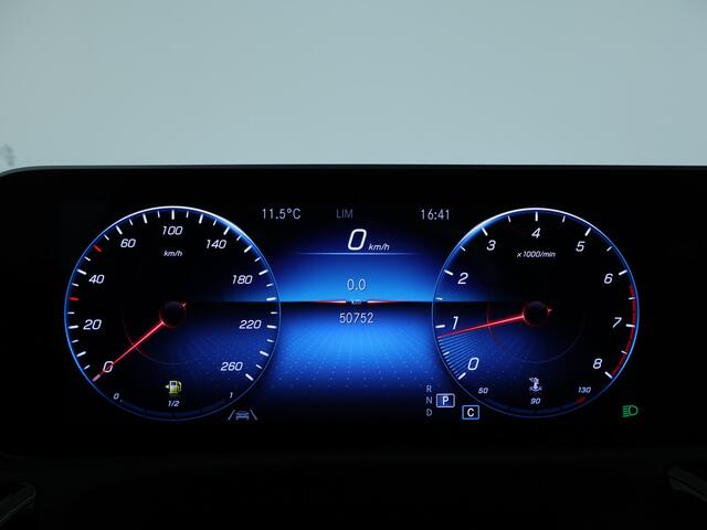 Mercedes-Benz A-KLASSE 180 Business Solution AMG | Achteruitrijcamera | Apple Carplay | Stoelverwarming | MBUX Widescreen | Inclusief 24 maanden MB Certified garantie voor Europa.