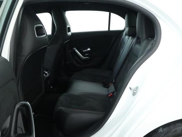 Mercedes-Benz A-KLASSE 180 Business Solution AMG | Achteruitrijcamera | Apple Carplay | Stoelverwarming | MBUX Widescreen | Inclusief 24 maanden MB Certified garantie voor Europa.