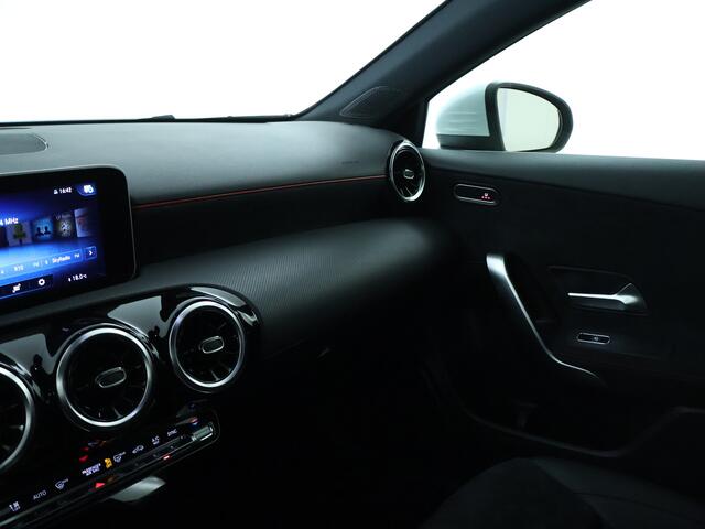Mercedes-Benz A-KLASSE 180 Business Solution AMG | Achteruitrijcamera | Apple Carplay | Stoelverwarming | MBUX Widescreen | Inclusief 24 maanden MB Certified garantie voor Europa.