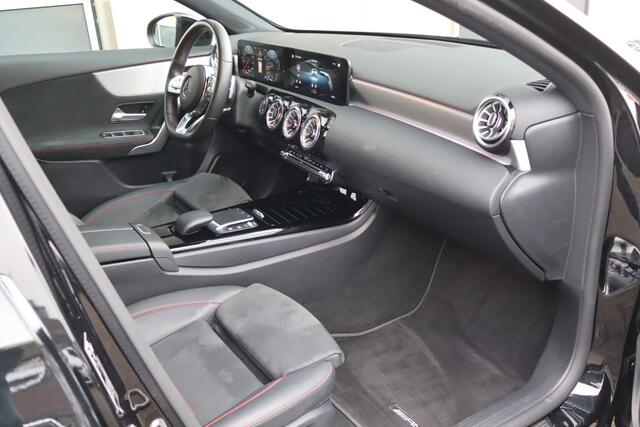 Mercedes-Benz A-KLASSE 180 Business Solution AMG NL-Auto!! Sfeerverlichting I Camera