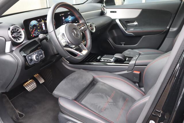 Mercedes-Benz A-KLASSE 180 Business Solution AMG NL-Auto!! Sfeerverlichting I Camera
