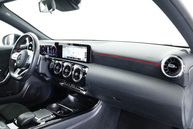Mercedes-Benz A-KLASSE 250 e AMG Line / Navi / Carplay / DAB / LED
