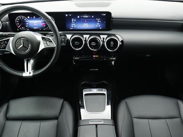 Mercedes-Benz A-KLASSE 180 Business Line | Achteruitrijcamera| Navigatie| Leren bekleding | Dooiehoekdetectie| Stoelverwarming | Inclusief 24 maanden MB Certified garantie voor Europa.