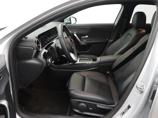 Mercedes-Benz A-KLASSE 180 Business Line | Achteruitrijcamera| Navigatie| Leren bekleding | Dooiehoekdetectie| Stoelverwarming | Inclusief 24 maanden MB Certified garantie voor Europa.
