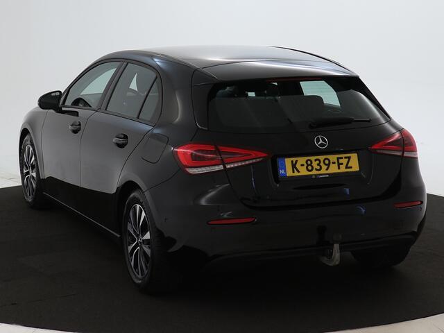 Mercedes-Benz A-KLASSE 160 Business Solution | Trekhaak | Led koplampen | Spiegelpakket | Achteruitrijcamera | Inclusief 24 maanden MB Certified garantie voor Europa.
