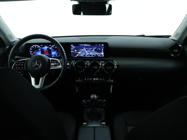 Mercedes-Benz A-KLASSE 160 Business Solution | Trekhaak | Led koplampen | Spiegelpakket | Achteruitrijcamera | Inclusief 24 maanden MB Certified garantie voor Europa.