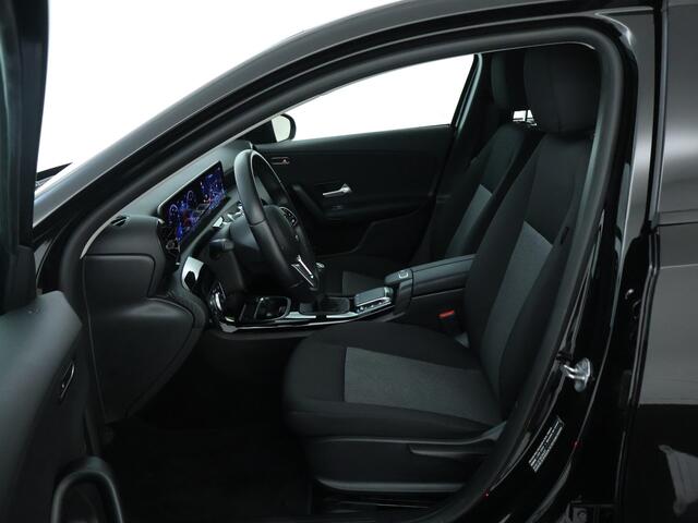 Mercedes-Benz A-KLASSE 160 Business Solution | Trekhaak | Led koplampen | Spiegelpakket | Achteruitrijcamera | Inclusief 24 maanden MB Certified garantie voor Europa.