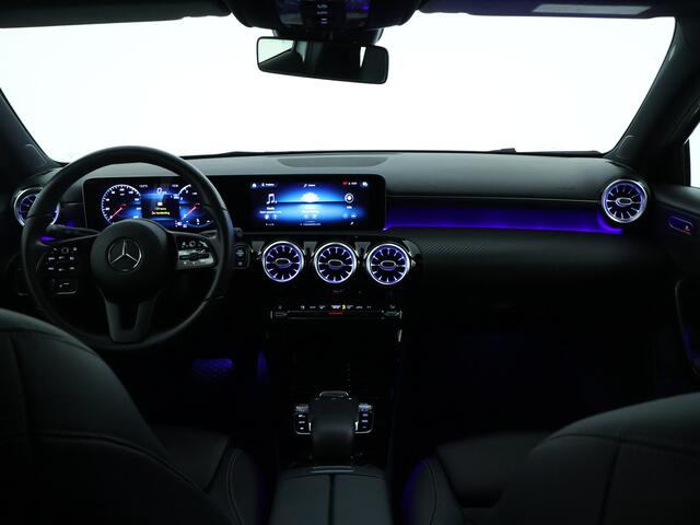 Mercedes-Benz A-KLASSE 200 AMG | Panoramadak | Keyless Go | Sfeerverlichting | Parkeerpakket met Camera | LED | Stoelverwarming | Inclusief 12 Maanden Garantie