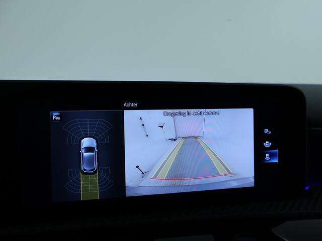Mercedes-Benz A-KLASSE 200 AMG | Panoramadak | Keyless Go | Sfeerverlichting | Parkeerpakket met Camera | LED | Stoelverwarming | Inclusief 12 Maanden Garantie