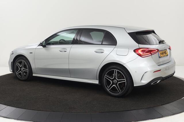 Mercedes-Benz A-KLASSE 250e AMG Night | Stoelverwarming | Carplay | Widescreen | Sfeerverlichting | Camera | Leder/Alcantara | Navigatie | Full LED
