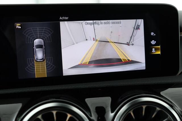 Mercedes-Benz A-KLASSE 250e AMG Night | Stoelverwarming | Carplay | Widescreen | Sfeerverlichting | Camera | Leder/Alcantara | Navigatie | Full LED