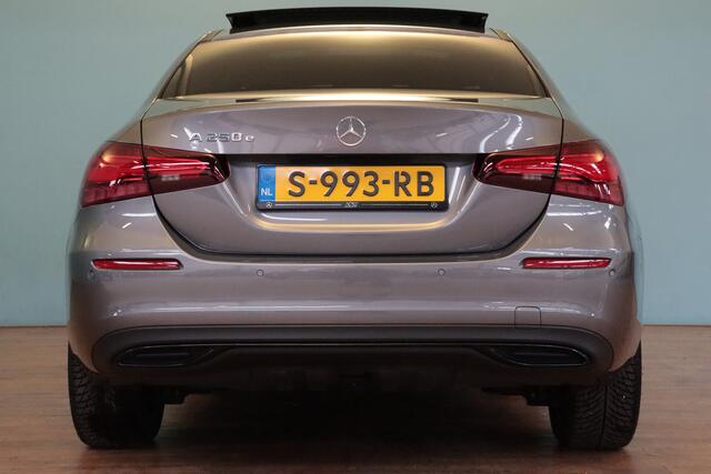 Mercedes-Benz A-KLASSE 250 e Luxury Line | NAVI | CAMERA + PDC | SCHUIF/KANTELDAK | ADAP CRUISE | AMBIENT LIGHTING |