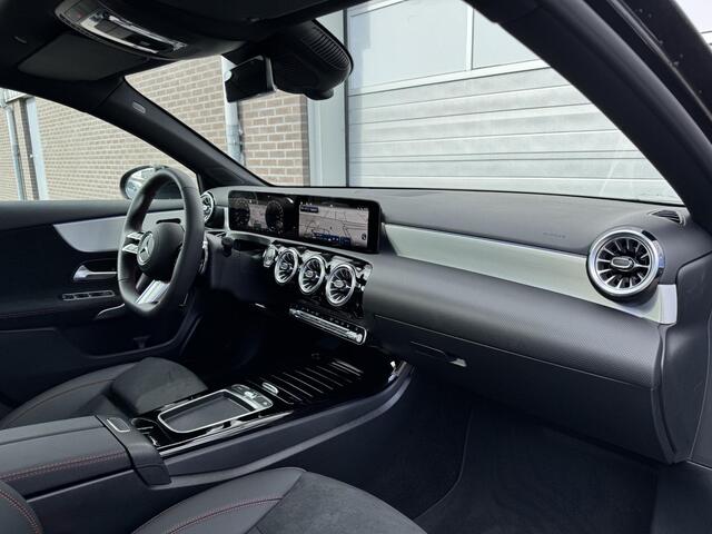 Mercedes-Benz A-KLASSE Limousine 250 e Star Edition AMG Line | Night Pakket | Panoramadak | Dodehoekassistent | MULTIBEAM LED koplampen | Stoelverwarming | Sfeerverlichting | Achteruitrijcamera | Parkeersensoren | Showmodel